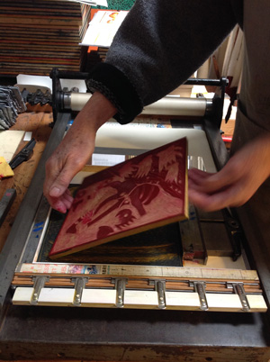Mise en place de la gravure sur la presse